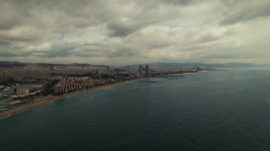 İspanya 'nın Barcelona kentindeki Golden Beach sahiline düşen turkuaz Akdeniz dalgalarının panoramik hava manzarası. Yüksek kalite 4k görüntü