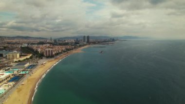 Şehir manzaralı güzel körfez komşularının Sandy maliyeti büyük şehrin yüksek binaları. Barselona, İspanya. Yüksek kalite 4k görüntü