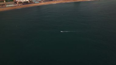 Barceloneta Sahili 'nin insansız hava aracı görüntüsü. Akdeniz 'deki Barselona Rıhtımı, İspanya. Yüksek kalite 4k görüntü