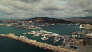 Barcelona sahillerinin havadan görünüşü, Montjuic dağındaki liman ve kale. Yüksek kalite 4k görüntü