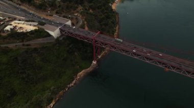 Lizbon, Portekiz 'deki 25 Nisan köprüsünde Tagus Nehri' ni geçen trafik vardı. Drone. 4 bin. Yüksek kalite 4k görüntü