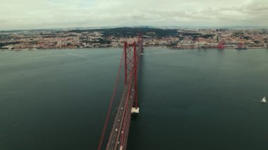 Lizbon 'daki Tagus nehri üzerindeki hava manzaralı asma köprü. Portekiz 'in 25 Nisan köprü üzerinde uçan insansız hava aracı. Yüksek kalite 4k görüntü