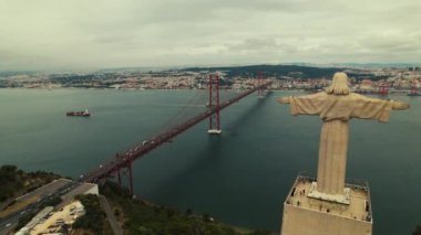 Portekiz, Almada 'daki Tagus Nehri ve Lizbon Şehri' ne bakan Katolik Kral Anıtı İsa 'nın Sığınağı' nın insansız hava aracı görüntüleri. Yüksek kalite 4k görüntü