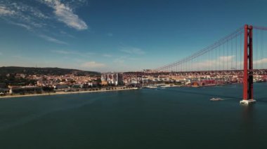  Lizbon, Portekiz 'deki 25. Köprü. Başkentin Almada manzarası. Tejo 'nun üzerinden uçuyor. Yüksek kalite 4k görüntü