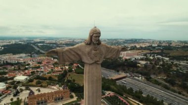 Kral İsa 'nın Sığınağı' nın havadan görünüşü. Portekiz Lizbon 'u. Yüksek kalite 4k görüntü