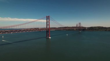 Güneşli bir günde Lizbon, Portekiz 'de Ponte 25 de Abril' in hava görüntüsü. Yüksek kalite 4k görüntü
