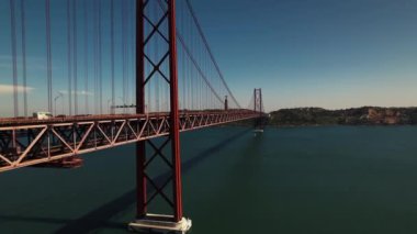 Lizbon 'da ikonik ve ünlü Lizbon 25 Nisan Köprüsü' nü gösteren geniş çaplı bir hava aracı. Lisboa, Portekiz. Yüksek kalite 4k görüntü