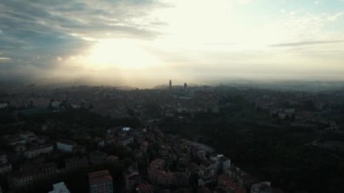 Gündoğumunda Toskana 'nın en güzel köyünün hava aracı görüntüsü Siena, İtalya. Yüksek kalite 4k görüntü