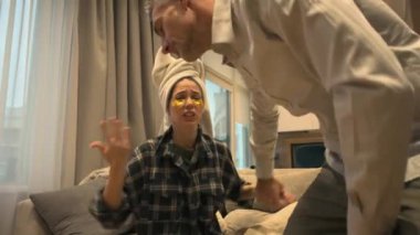 Kafasında havlu olan genç Avrupalı bir kadın erkeğiyle tartışıyor. O, tacizden yorgun olduğu için onunla hafifçe kavga ediyor. Yüksek kalite 4k görüntü