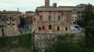 İtalya 'nın Toskana ortaçağ köyü Montepulciano' nun destansı ve muhteşem insansız hava aracı görüntüsü. Yüksek kalite 4k görüntü