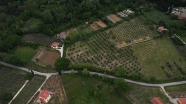 İtalya 'nın Tuscany eyaletinin Siena ilindeki eski Montepulciano kasabasının destansı hava manzarası. Yüksek kalite 4k görüntü