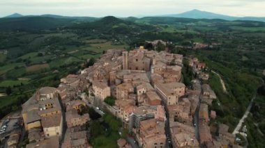 İtalya 'nın Toskana, Montepulciano kentinin tarihi binaları. Yüksek kalite 4k görüntü