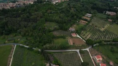İtalya 'nın Toskana eyaletinin Siena eyaletindeki ortaçağ şehri Montepulciano' nun havadan görünüşü. Yüksek kalite 4k görüntü