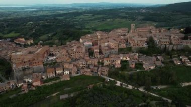 Siena, Tuscany, İtalya ve Avrupa 'nın ortaçağ tepe şehri Montepulciano' nun havadan çekilmiş görüntüleri. Yüksek kalite 4k görüntü