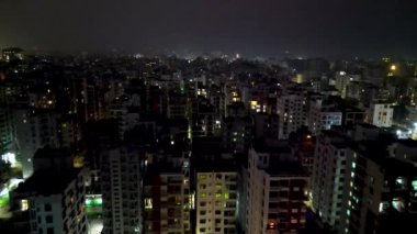 Şehir hayatının hareketli enerjisini bu çarpıcı gece manzarasıyla deneyimleyin. Yükseltilmiş bir bakış açısından yakalanan bu görüntü, çok sayıda bina ve apartman kompleksi olan yoğun bir şehri gösteriyor..