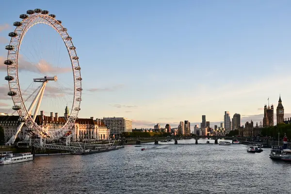 Sunset 'teki Thames Nehri - Londra, İngiltere 