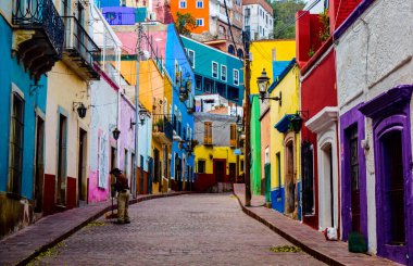 Guanajuato, Meksika 'da bir ara sokak, renkli evler ve binalar. 