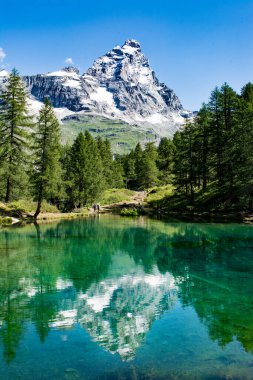 İtalya 'daki Lac Mavisi üzerine Cervinia' nın yansıması