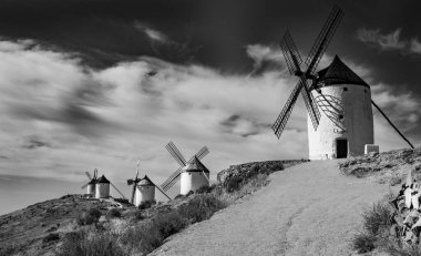 Castilla y la mancha, İspanya 'daki yel değirmenlerinin siyah beyaz görüntüsü 