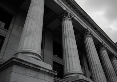 Adliyeden klasik siyah beyaz sütunlar