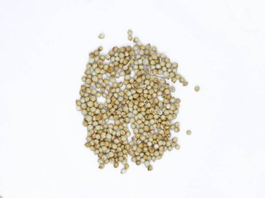 Beyaz arkaplanda izole edilmiş mung tohumları yığını