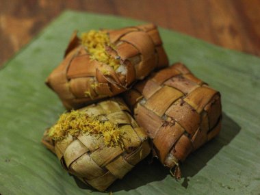 Muz yaprağında muz yaprakları olan yapışkan pirinç muzu. geleneksel tatlı.