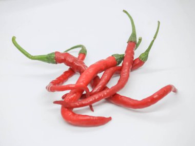 beyaz arkaplanda kırmızı biber