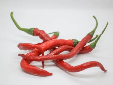 Beyaz arkaplanda kırmızı kırmızı kırmızı biber