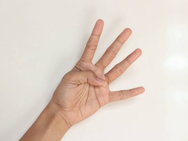 Beyaz duvarda beş numara görünüyor.