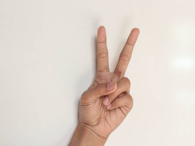 Beyaz arka planda beyaz kağıt barış işareti.