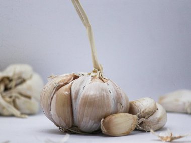 Beyaz arka planda sarımsak karanfilleri