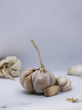 Beyaz arka planda sarımsak ve karanfil.