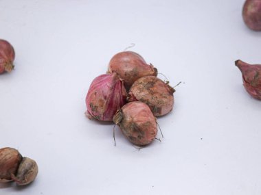 Siyah zemin üzerinde taze soğanlar.