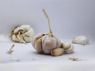 Beyaz arka planda sarımsak ve karanfil