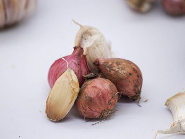 Masada taze sarımsak soğanı var.