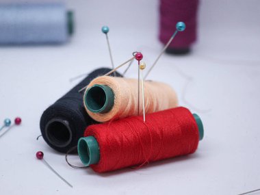 Gri arkaplanda dikiş araçları