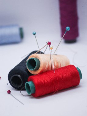 Masaya aksesuar dikiyorum.