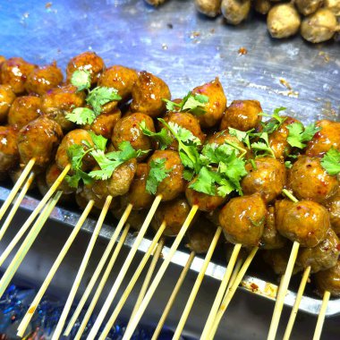 Sokak yemeklerinde, Tayland 'da kızarmış köfteler.