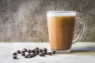 Kahve çekirdekli buzlu kapuçino.