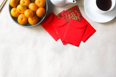 Mandalina portakalları gibi Çin Yeni Yıl dekorasyonları, Negatif alanlı kırmızı zarflar