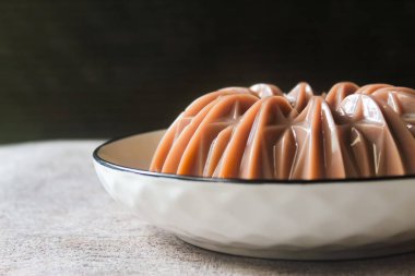 Çikolata aromalı jöleli puding tatlı olarak servis edilir.