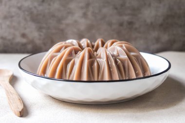 Çikolata aromalı jöleli puding tatlı olarak servis edilir.