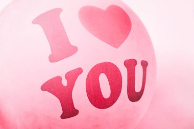 Pembe bir balonun yakın planında 