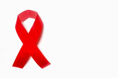 kurdele sembolü negatif alan izole edilmiş beyaz arkaplan HIV yardımlarına karşı farkındalığın bir sembolü olarak
