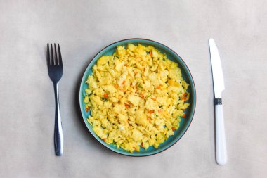 Çatal ve bıçakla çırpılmış yumurta tabağı.