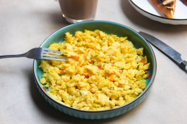 Kahvaltı menüsü olarak bir tabak çırpılmış yumurta.