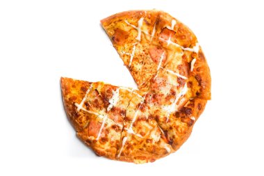 Bir dilim pizza eksik, beyaz arka planda.