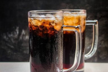 Buzlu bir bardak kola.