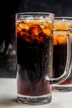 Siyah arka planda buzlu kola.