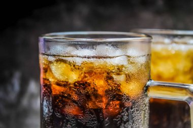 Buzlu bir bardak kola.